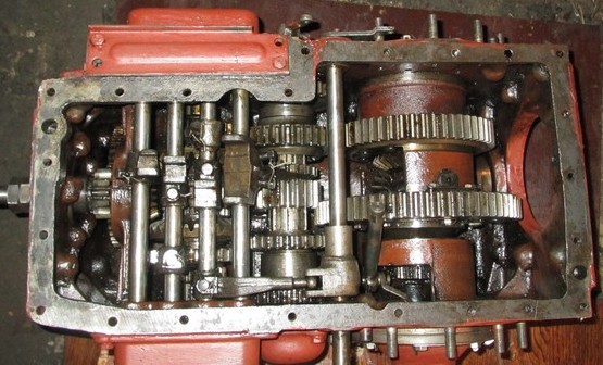 коробка передач (КПП т 25 - главная передача) трактора Т-25 . т 25 коробки перемены передач КПП А 25.37.122 владимирец хтз 2511  кулиса . крышка кпп .